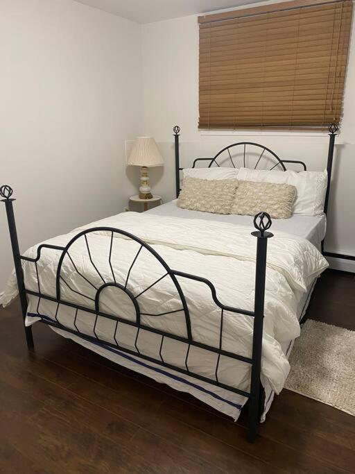 Beautiful Two Bedroom Apartment. YYC Exteriér fotografie