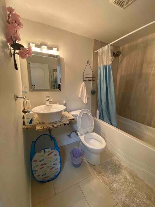 Beautiful Two Bedroom Apartment. YYC Exteriér fotografie