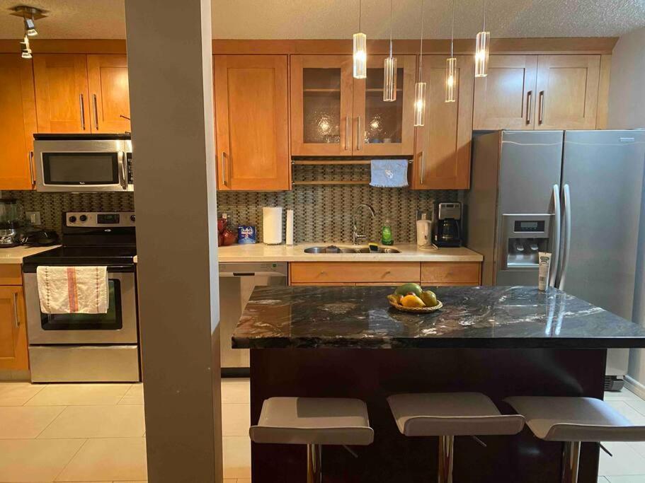 Beautiful Two Bedroom Apartment. YYC Exteriér fotografie